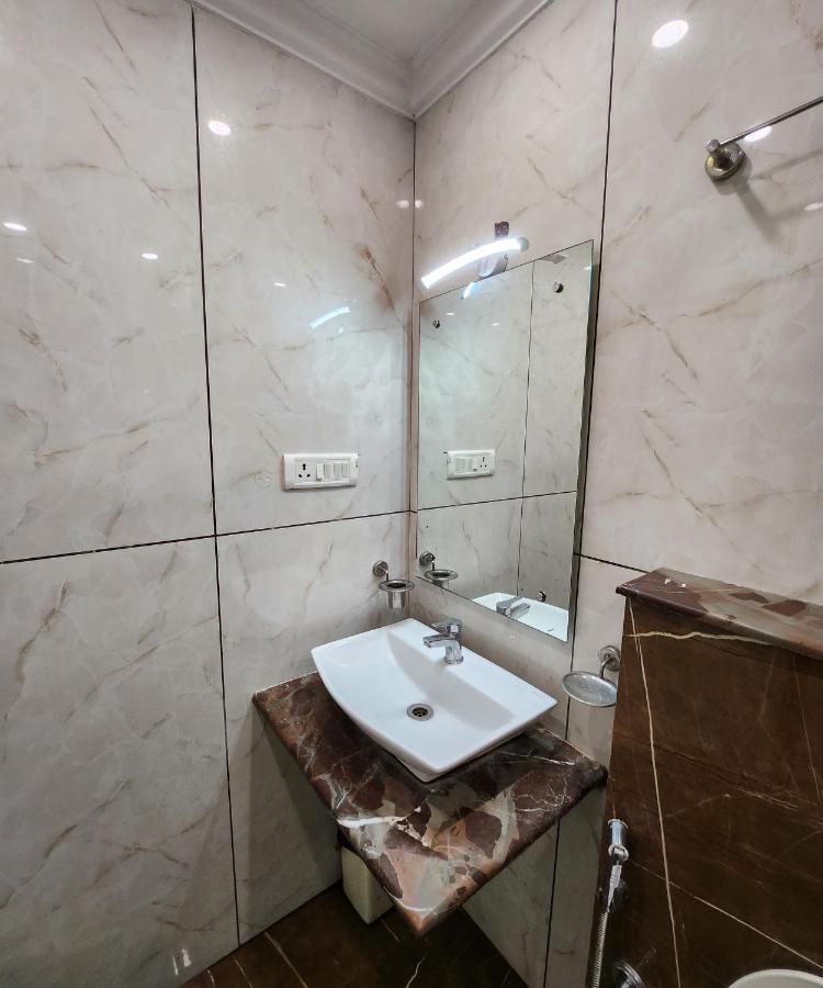 Capital O 6408 Hotel Delhi Heart New Delhi Extérieur photo